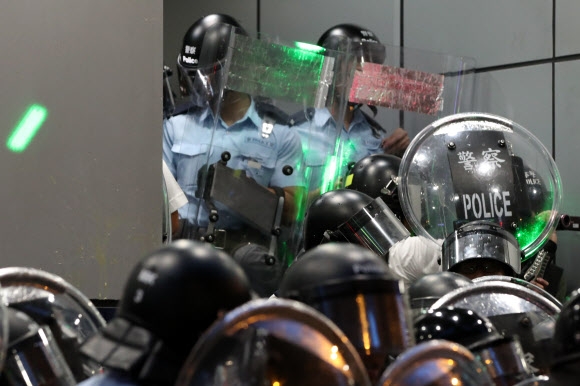 시위대의 레이저 습격 당하는 홍콩 경찰