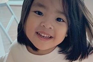 이윤지 딸 라니, 언제 이렇게 컸나? 엄마 똑닮은 미소 [EN스타]