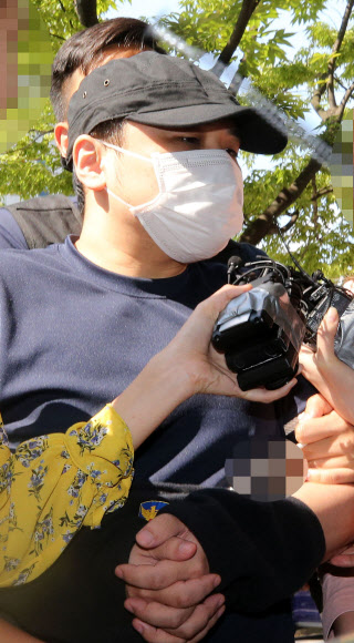 ‘한강 시신’ 피의자 영장심사  ‘한강 몸통 시신’ 사건의 피의자 A(39?모텔 종업원)씨가 18일 경기도 고양시 의정부지법 고양지원에서 열린 영장실질심사를 받기 위해 검정 모자와 마스크를 쓰고 출석하고 있다. 2019.8.18 연합뉴스