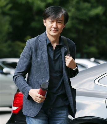 [포토] ‘미소 지으며 집으로’ 조국 법무부 장관 후보자