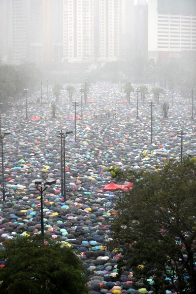 홍콩 폭우 뚫은 ‘평화’ 외침