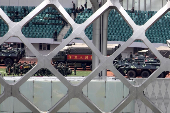 18일 홍콩과 이웃한 중국 광둥성 선전만 경기장에서 중국 무장경찰들이 시위 진압 훈련을 하고 있다. 선전 AP 연합뉴스