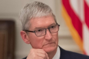 트럼프 “삼성 관세 안내 불공평…애플 도울 것”