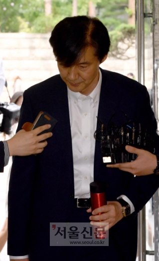 [서울포토] 인사하는 조국 후보자