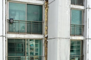 [포토] 외벽-환기구조물 사이 균열로 벌어진 아파트