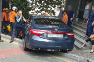 70대 노인 몰던 승용차 인도로 돌진…임산부 덮쳐