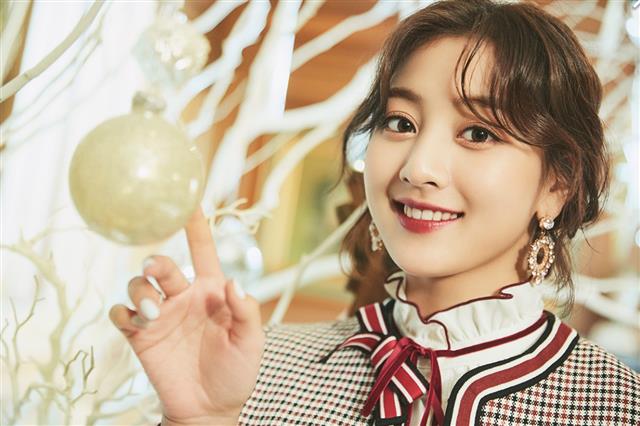 열애 중임을 공식 인정한 지효.  JYP엔터테인먼트 제공