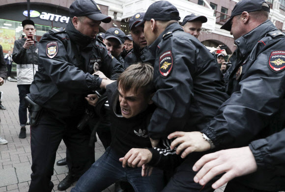 홍콩과 러시아에서 20대의 주도하에 정치적 개혁과 변화를 요구하는 반정부 시위가 이어지고 있다. 사진은 17일(현지시간) 러시아 수도 모스크바 시내에서 공정한 선거를 촉구하며 반정부 시위를 하던 남성이 경찰에 연행되고 있다. 모스크바 AP 연합뉴스