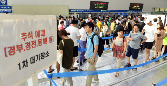 추석 기차표 예매가 시작된 20일 현장예매를 위해 서울역을 찾은 시민들이 줄을 서고 있다. 2019. 8. 20 정연호 기자 tpgod@seoul.co.kr