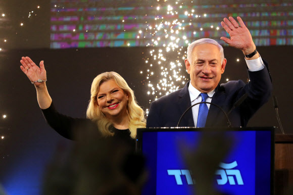 베냐민 네타나후(오른쪽) 이스라엘 총리와 부인 사라 여사. 2019.4.10  로이터 연합뉴스