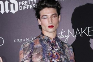 [포토] 에즈라 밀러, 파격 메이크업·패션 ‘시선 강탈’