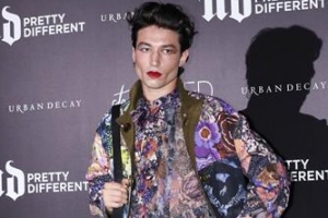 여성 팬 목 졸랐던 ‘신동사’ 에즈라 밀러, 이번엔 술집 난동