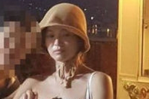 송혜교, 민낯+휴양지 패션으로 프랑스 칸 포착 “자체발광”