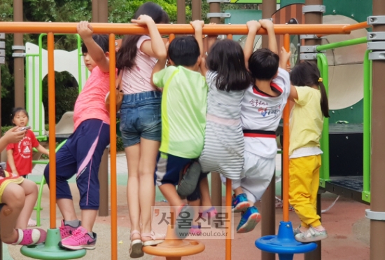 [한 컷 세상] 혼탁한 세상에 동심