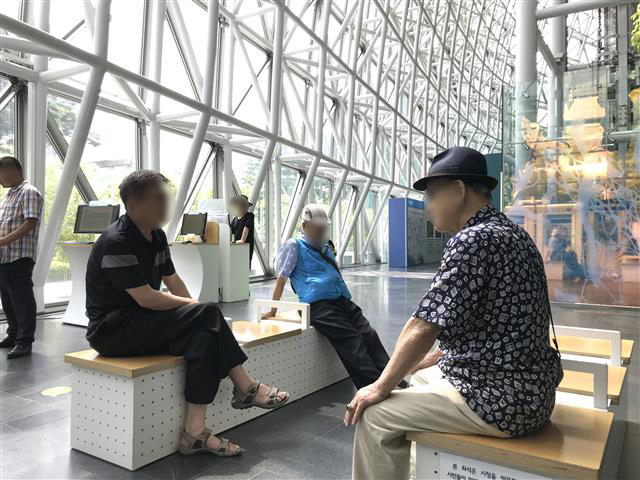 지난 20일 서울시청사 안에서 휴식을 취하는 노인들의 모습.
