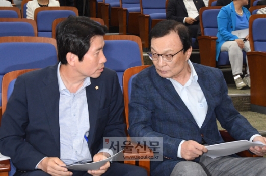 “조국 수호” 더불어민주당 이해찬(오른쪽) 대표와 이인영 원내대표가 21일 국회에서 열린 민주당 의원총회에 참석해 대화를 나누고 있다.  김명국 선임기자 daunso@seoul.co.kr