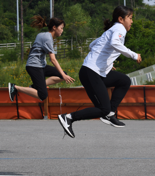 스키점프 스타디움에서 점프 훈련을 하고 있는 횡계초등학교 심여은(왼쪽), 대관령중학교 박채연(오른쪽) 선수.