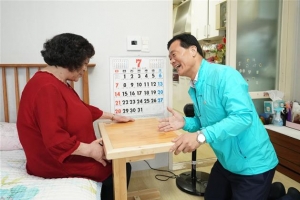 성북 아파트 DIY공방 ‘특별한 나눔’…지역 어르신들에 맞춤형 가구 후원