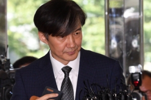 이틀간 14차례 입장문...적극 방어 나선 조국