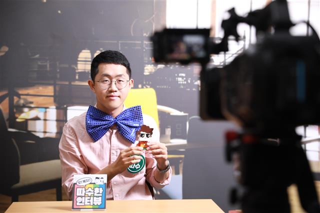 보건복지부 소셜라이브 방송 진행자 ‘MC따수’ 엄현철 주무관이 22일 ‘오! 복지! 따수한 인터뷰’ 라이브 방송을 준비하고 있다. 보건복지부 제공