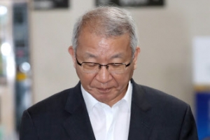 [포토] 고개 숙이고 법정 향하는 양승태 전 대법원장