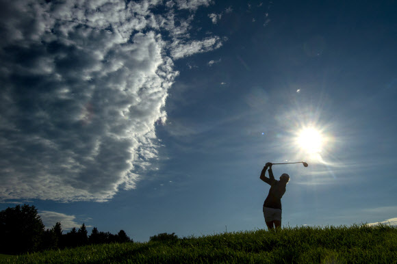 스테이시 루이스가 23일 캐나다 온타리오주 오로라의 마그나 골프클럽에서 열린 미여자프로골프(LPGA) 투어 캐나다퍼시픽 여자오픈 1ㅏ라운드 3번홀에서 티샷하고 있다. [AP 연합뉴스]