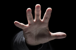 몰래 의자 뒤로 빼 엉덩방아 찧게 한 60대 벌금형