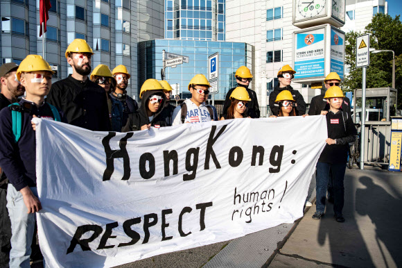 홍콩 반정부 시위를 지지하는 이들이 독일 베를린 중국대사관에서 관련 시위를 하고 있다. 베를린 AFP 연합뉴스