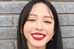 “빅 스마일” 한예슬, ‘흑발+레드립’ 더 강렬해진 미모 [EN스타]