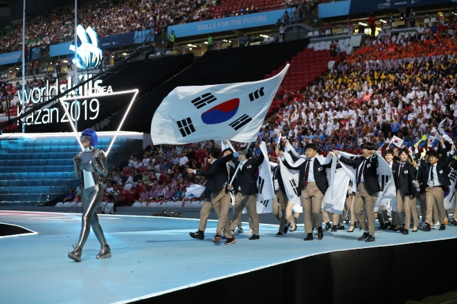 제45회 러시아 카잔 국제기능올림픽 대회에 입장하는 대한민국 선수단