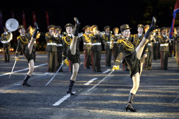 북한군 의장대 여군 병사들이 23일(현지시간) 러시아 모스크바 붉은 광장에서 열린 스파스카야 타워 국제 군대음악 축제 도중 공연을 펼치고 있다. 모스크바 AP 연합뉴스 