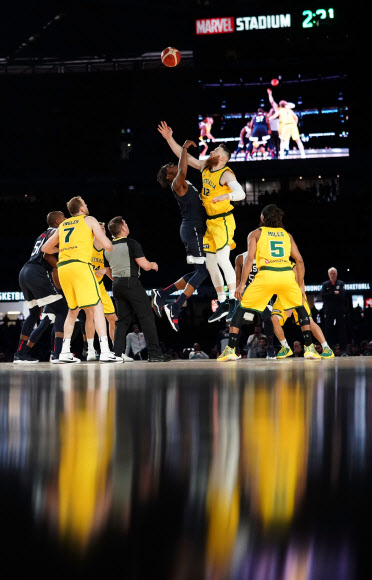 미국에 13년 만의 패배를 안긴 호주 남자농구 대표팀의 애론 베인스(오른쪽 두 번째)가 24일(현지시간) 멜버른의 마블 스타디움에서 이어진 국제농구연맹(FIBA) 남자농구 월드컵 세계예선 두 번째 경기 점프볼을 다투고 있다. 멜버른 EPA 연합뉴스 