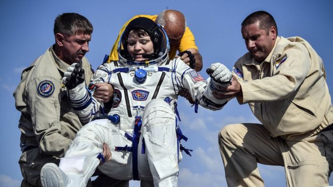 우주 공간에서의 첫 범죄인으로 전락할 위기에 몰린 여성 우주비행사 앤 매클레인이 지난 6월 지구로 귀환한 뒤 캡슐에서 빠져나오는 데 도움을 받고 있다. 로이터 자료사진