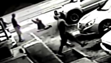 지난해 7월 19일 미국 플로리다주 클리어워터 시의 주차장에서 사건 순간.마르케이스 맥글라턴의 주먹에 맞아 넘어진 마이클 드레지카가 맥글라턴을 향해 총을 조준하고 있다. 동영상 캡처