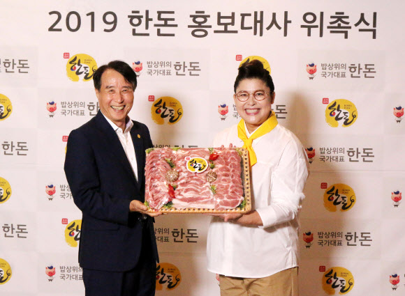 이영자 “한돈 홍보대사 위촉됐어요”  지난 24일 열린 2019 한돈 홍보대사 위촉식에서 하태식 한돈자조금 위원장과 홍보대사로 위촉된 방송인 이영자가 한돈 선물세트를 들고 기념촬영을 하고 있다. 2019.8.25 한돈자조금관리위원회 제공=연합뉴스