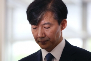 문 대통령 지지율, 조국 논란에 부정평가 취임 후 첫 50%