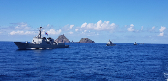 25일 열린 동해영토수호 훈련에 참가한 세종대왕함(DDG, 7,600톤급)이 독도 앞을 항해하고 있다.  2019.8.25 해군제공