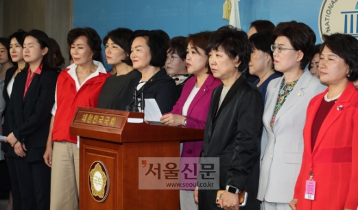 한국당 女의원들 “미성년자 성관계 처벌 말자는 조국 사퇴를”