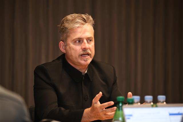 모르텐 트라비크 감독이 다큐멘터리 영화 ‘어느 록밴드의 평양 방문’의 제작 배경·과정 등을 설명하고 있다. 20번 가까이 북한을 방문한 그는 “흰개미가 땅굴을 파나가는 것처럼 침투하는 것이 의미 있다고 생각한다”며 북한과의 문화적 교류가 점진적으로 활발해지길 희망했다. EBS 제공