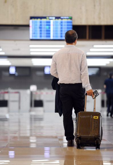 해외 출장을 떠나는 한 공무원의 모습. 서울신문 DB