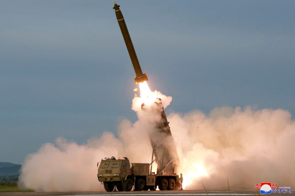 북한, ‘신형 초대형 방사포’ 발사