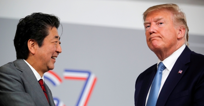 도널드 트럼프(오른쪽) 미국 대통령과 아베 신조 일본 총리가 25일(현지시간) 주요 7개국(G7) 정상회의가 열리는 프랑스를 방문해 미일 정상회담을 열고 대화하고 있다. 2019.8.25 로이터 연합뉴스