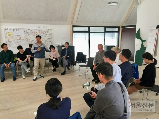 박승원 시장이 덴마크 삼쇠 에너지 자립섬을 방문해 지역주민들과 에너지정책에 대해 질의응답을 하고 있다. 광명시 제공