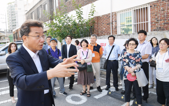 김선갑 광진구청장이 지난 23일 서울시50플러스재단 동부캠퍼스 건립예정지인 광진구 자양동 신양주차장에서 주민들에게 사업설명을 하고 있다. 김명국 선임기자 daunso@seoul.co.kr