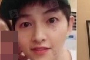 송중기 근황, 미모의 여성 옆 환한 미소 “이례적” [EN스타]