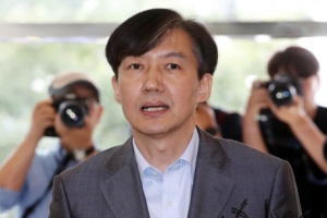 검찰, 조국 가족 일부 출국금지…‘사모펀드’ 3명 귀국 설득