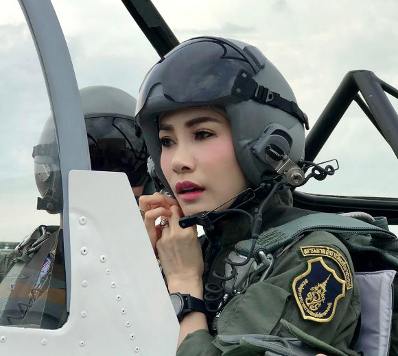 태국 국왕의 배우자인 시니낫 웡와치라파크디가 전투복을 입고 비행기 조종석에 앉아 헬멧 끈을 조이고 있다. EPA=연합뉴스