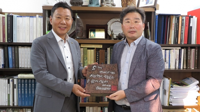 　하용화(왼쪽) 월드옥타 회장이 27일 서울 여의도 한국문화유산회복재단에서 열린 명예회장 위촉식에서 이상근 재단 이사장으로부터 위촉패를 전달받으며 기념촬영을 하고 있다. 월드옥타 제공