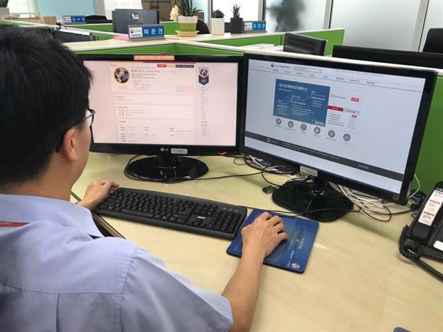 인사혁신처 인재정보기획관실 관계자가 최신 정보를 토대로 국가인재DB를 갱신하고 있다. 서울신문 DB