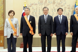 문 대통령 “법은 차가운 것이 아니라 따뜻한 것”